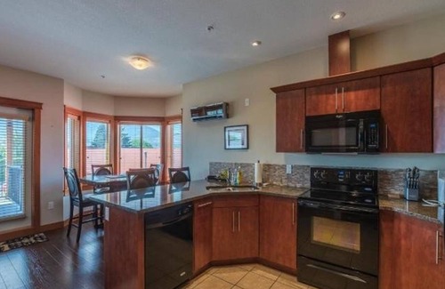 Okanagan-Similkameen Condo | By the Peach Pit - Simi's Lakeside Lounge w/Lake view 2 storey penthouse condo