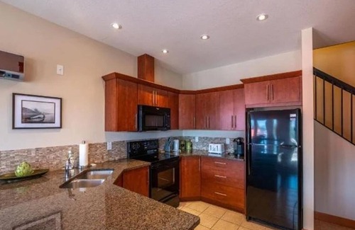 Okanagan-Similkameen Condo | By the Peach Pit - Simi's Lakeside Lounge w/Lake view 2 storey penthouse condo