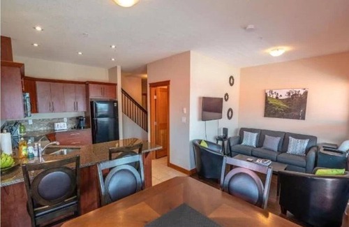 Okanagan-Similkameen Condo | By the Peach Pit - Simi's Lakeside Lounge w/Lake view 2 storey penthouse condo