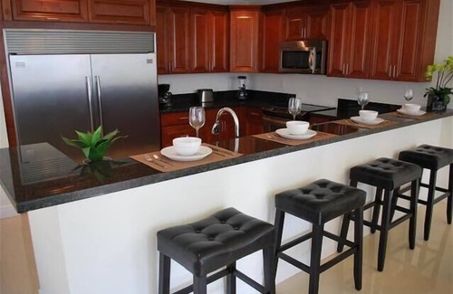 Lauderdale-by-the-Sea House | By The Sea Vacation Villas -Location-walk to beach