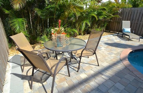 Lauderdale-by-the-Sea House | By The Sea Vacation Villas -Location-walk to beach