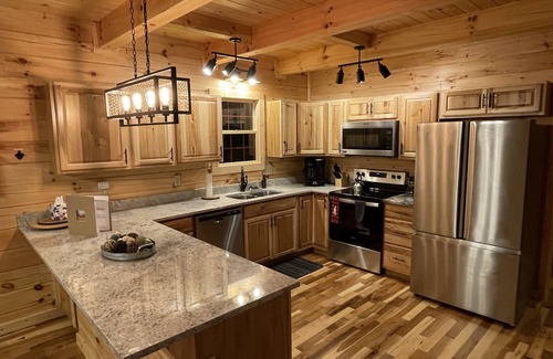 Carbon Hill Cabin | Byers Cabin Haven! 3 King beds & 5 Queen beds! LUXURY CABIN EXPERIENCE
