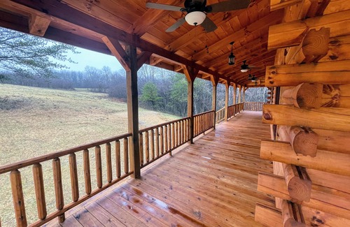 Carbon Hill Cabin | Byers Cabin Haven! 3 King beds & 5 Queen beds! LUXURY CABIN EXPERIENCE