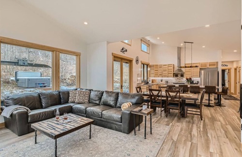 Silverthorne House | Byers Valley Escape - Pet Friendly, Private Hot Tub