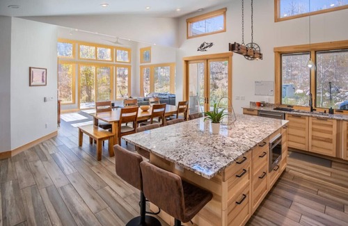 Silverthorne House | Byers Valley Escape - Pet Friendly, Private Hot Tub