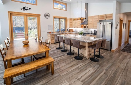 Silverthorne House | Byers Valley Escape - Pet Friendly, Private Hot Tub