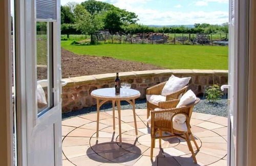 Halfway House Cottage | BYRE COTTAGE, character holiday cottage, with a garden in Nesscliffe