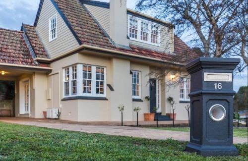 Mount Gambier House | Byrne House - 3BR Rustic Luxe - Wi-Fi