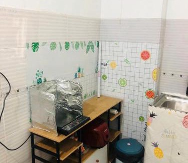 Dong Da House | Căn phòng nhiều ánh sáng và bàn làm việc lớn