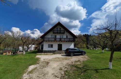 Moieciu House | Căsuța dintre Meri