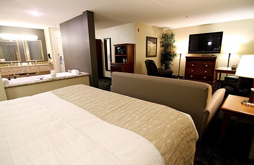 Grand Forks Hotel | C'mon Inn Hotel & Suites