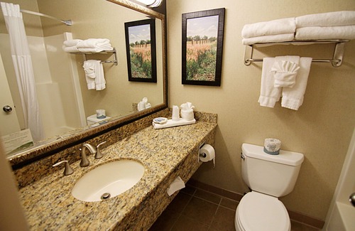 Grand Forks Hotel | C'mon Inn Hotel & Suites