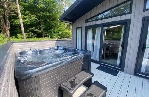 Bethesda House | C05 - The Ogwen Lodge with Hot Tub