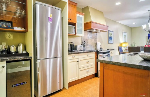 Canmore Condo | C111-HotTub/Pool/KingBed/Gym/FreeParking/2BR/Sleep5