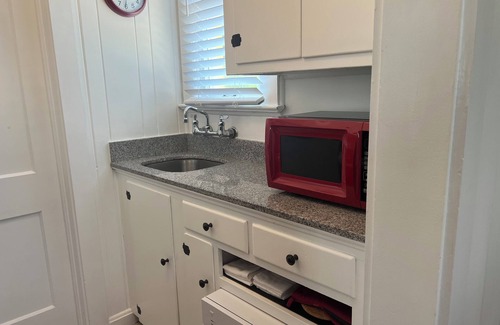 Downtown Historic District Apartment | C4, Perfect location in downtown, near beaches, work from home, free parking!