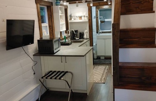 Ucluelet House | Tranquil Tiny Home, BBQ, ocean, hot tub,