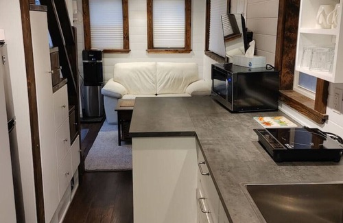 Ucluelet House | Tranquil Tiny Home, BBQ, ocean, hot tub,