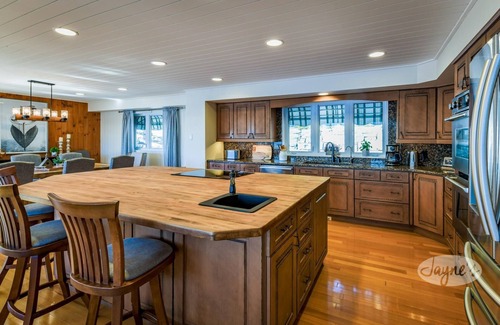Bobcaygeon Cottage | Expansive luxury cottage on Pigeon Lake! 2 Bunkies, Watertoys and Firepits!
