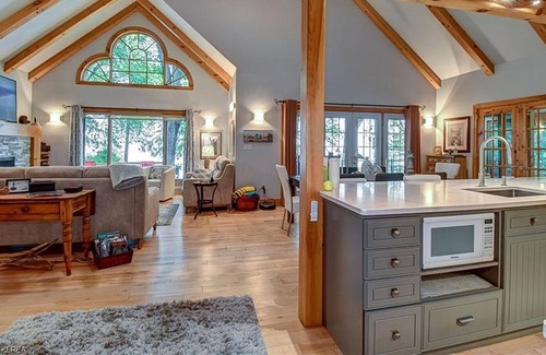 Bobcaygeon Cottage | 4bed 4bath cottage on Pigeon Lake + 1bed Coach House!