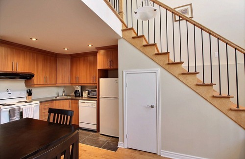 Bellerive Condo | Loft 16 pieds de plafond avec mezzanine et spa.