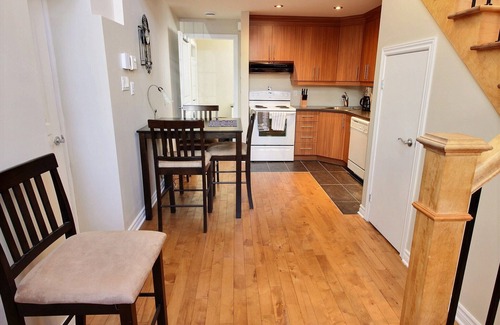 Bellerive Condo | Loft 16 pieds de plafond avec mezzanine et spa.