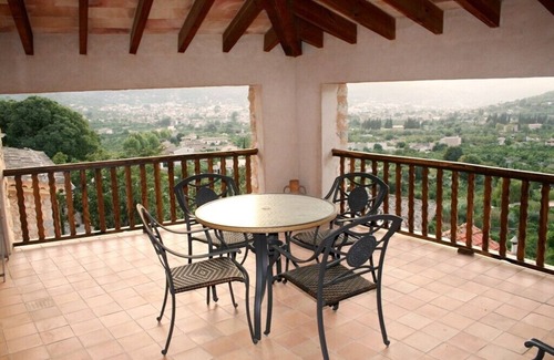 Biniaraix Cottage | Ca'n Ferru.nOld house renovated in Biniaraix overlooking the valley