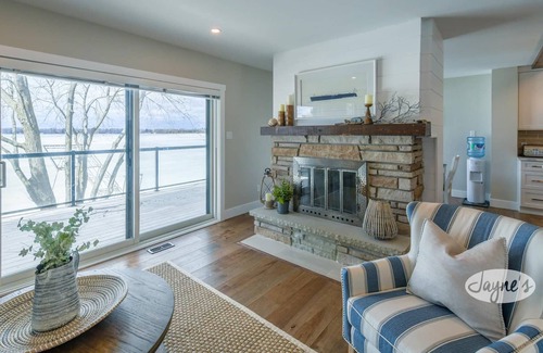 Selwyn Cottage | 5 bdrm 4.5 bath cottage on Chemong Lake, Kawarthas! Amazing Waterfront, Hot tub!