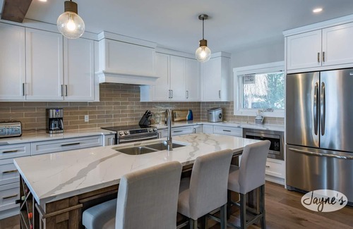 Selwyn Cottage | 5 bdrm 4.5 bath cottage on Chemong Lake, Kawarthas! Amazing Waterfront, Hot tub!