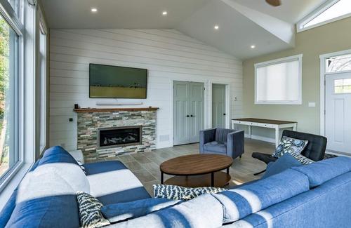 Selwyn Cottage | 5 bdrm 4.5 bath cottage on Chemong Lake, Kawarthas! Amazing Waterfront, Hot tub!
