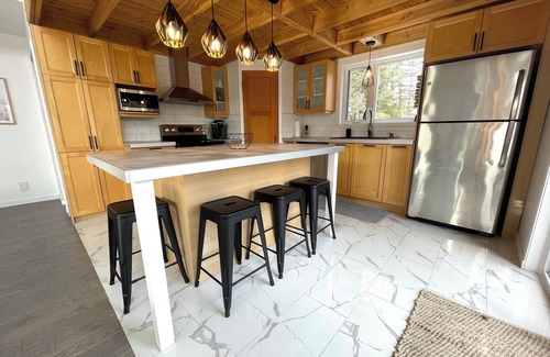 Petite-Riviere-Saint-Francois Ski Chalet | Le Chalet-Reux de Charlevoix, vue montagne et spa !