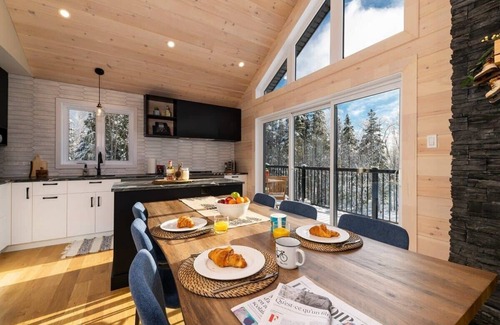 Petite-Riviere-Saint-Francois Ski Chalet | Chalet Le Jaseur spa, Charlevoix