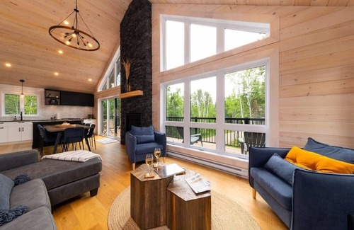 Petite-Riviere-Saint-Francois Ski Chalet | Chalet Le Jaseur spa, Charlevoix