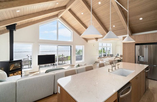 Petite-Riviere-Saint-Francois House | Spectacular Saint Lawrence River Views