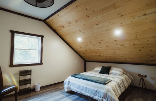 L'lle-du-Grand-Calumet Ski Chalet | Waterfront lux loft 2 bed/r perfect 1 or 2 couples