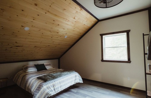 L'lle-du-Grand-Calumet Ski Chalet | Waterfront lux loft 2 bed/r perfect 1 or 2 couples