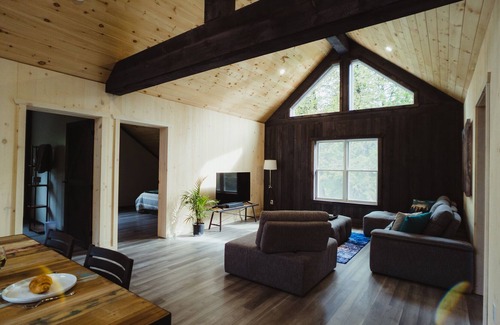 L'lle-du-Grand-Calumet Ski Chalet | Waterfront lux loft 2 bed/r perfect 1 or 2 couples