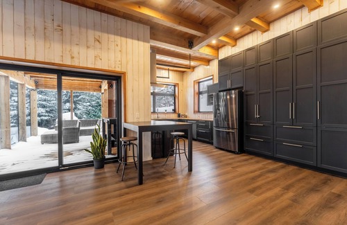 Ste-Lucie-des-Laurentides Ski Chalet | Chalet de l'Artisan | Spa | Fireplace | BBQ | Boardgames