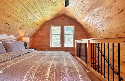 Sainte-Therese-de-la-Gatineau Ski Chalet | Beautiful Firefly Guest Chalet on Grand lac Rond with Access to Private Island !