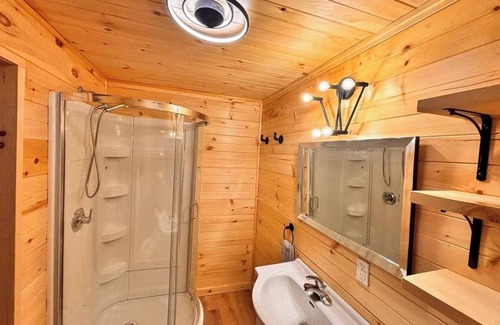 Sainte-Therese-de-la-Gatineau Ski Chalet | Beautiful Firefly Guest Chalet on Grand lac Rond with Access to Private Island !