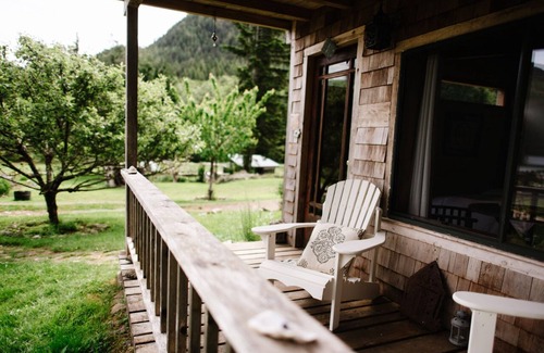 East Thurlow Island Cottage | Oceanfront Little Wren wilderness cabin with spectacular view.