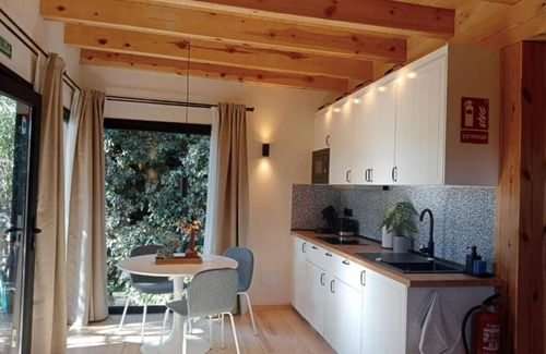 Becerril de la Sierra Cabin | Cabaña Blanca en Casa Rural Jardín Las Secuoyas