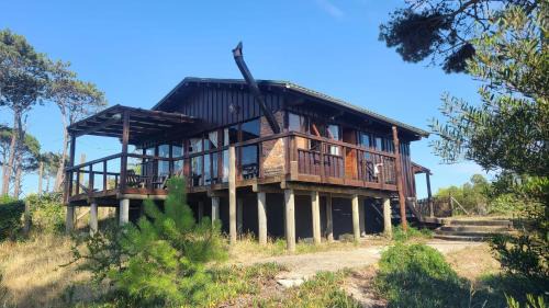 Pinamar House | Cabaña en la playa. ventanales y terraza al mar