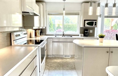 Central Okanagan House | CABANA BEACH - Hot tub- Walk to beach - Central location (Licensed)