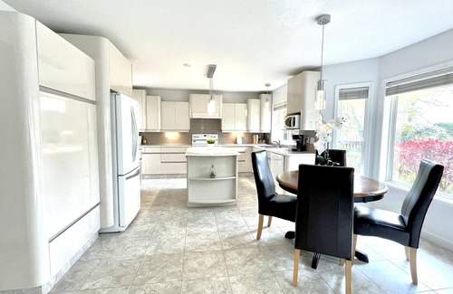 Central Okanagan House | CABANA BEACH - Hot tub- Walk to beach - Central location (Licensed)