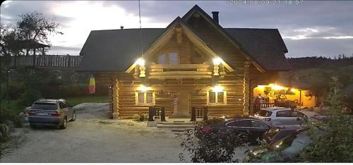 Valea Moldovei Ski Chalet | Cabana lemn rotund cu ciubar de închiriat Bucovina Chalet