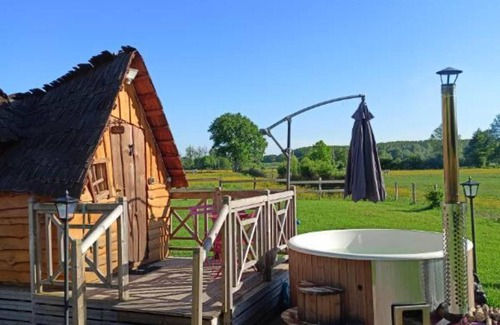 Cerans-Foulletourte Cabin | Cabane chaletin the wood