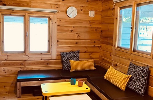 Kita Karuizawa RV Rental | Cabanon utile Living in a small cabin in the fo/Agatsuma County Gunma