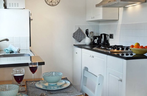 Sharpthorne Cottage | Cabin ∙ 1 bedroom ∙ 2 guests