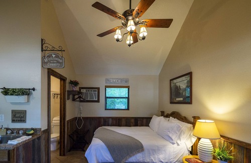 Waco House | Cabin 1 Rental 15 minutes from Magnolia and Baylor