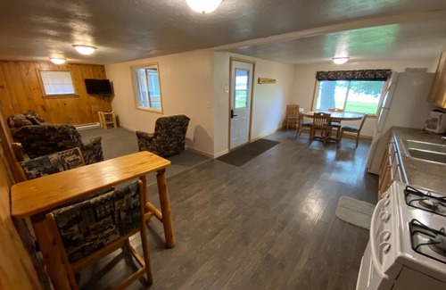 Hines Apartment | Cabin 1 with Queen size bdroom and twin beds bdroom